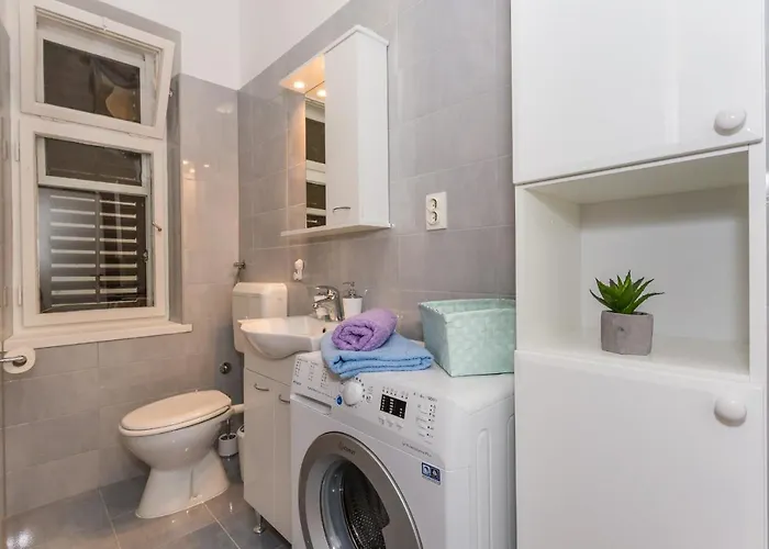 아파트 Comfortable Modern With Shaded Patio