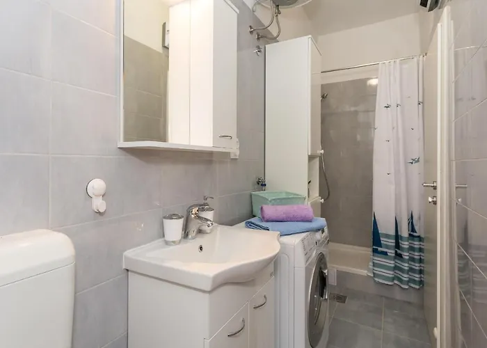 Comfortable Modern With Shaded Patio 아파트