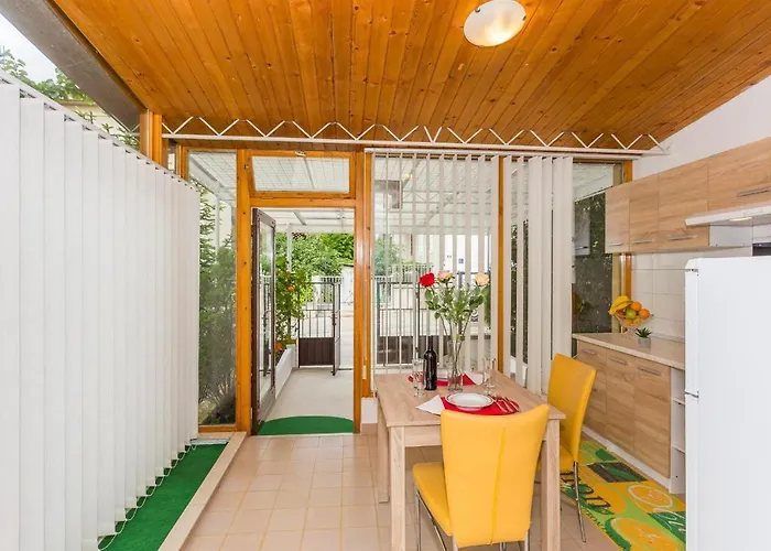 Comfortable Modern With Shaded Patio 스플리트