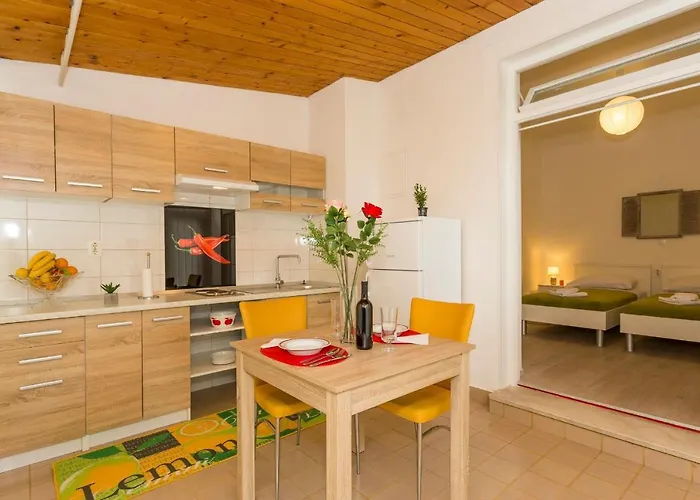 Comfortable Modern With Shaded Patio 아파트 *