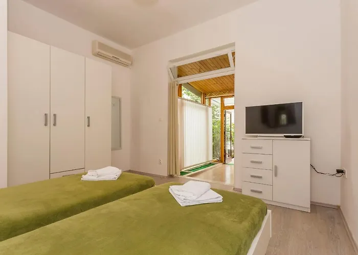 아파트 Comfortable Modern With Shaded Patio 스플리트