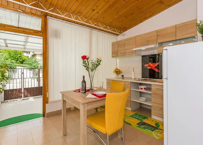 Comfortable Modern With Shaded Patio 스플리트