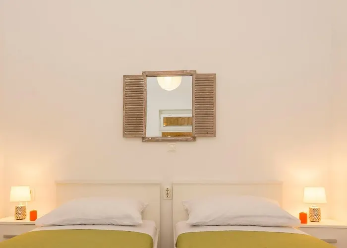 Comfortable Modern With Shaded Patio 아파트 *