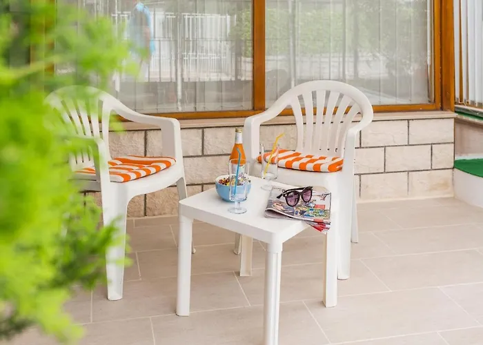 Comfortable Modern With Shaded Patio 아파트