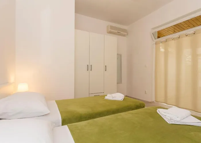 아파트 Comfortable Modern With Shaded Patio