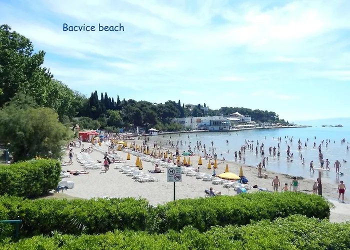 Comfortable Modern With Shaded Patio 아파트 스플리트