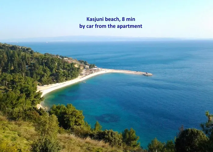 Comfortable Modern With Shaded Patio 아파트 스플리트