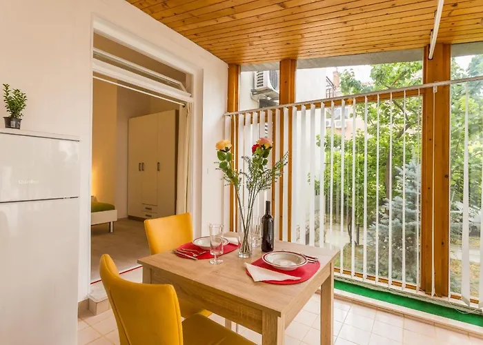 아파트 Comfortable Modern With Shaded Patio