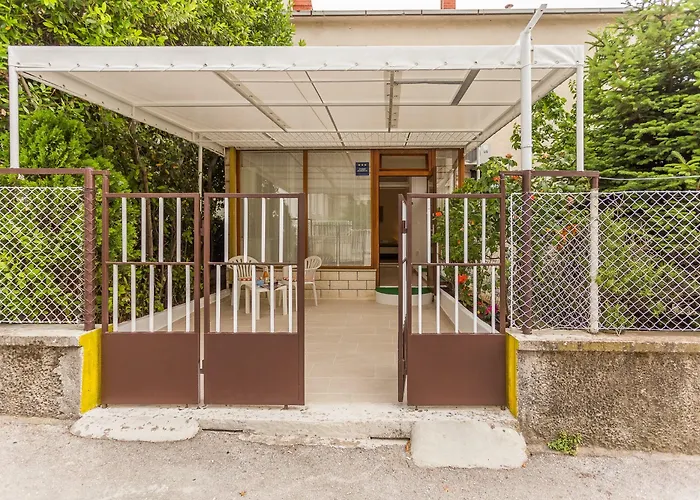 Comfortable Modern With Shaded Patio 아파트 스플리트