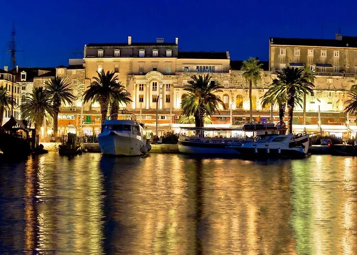 Comfortable Modern With Shaded Patio 아파트 스플리트