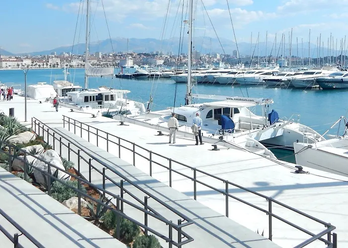 Comfortable Modern With Shaded Patio 아파트