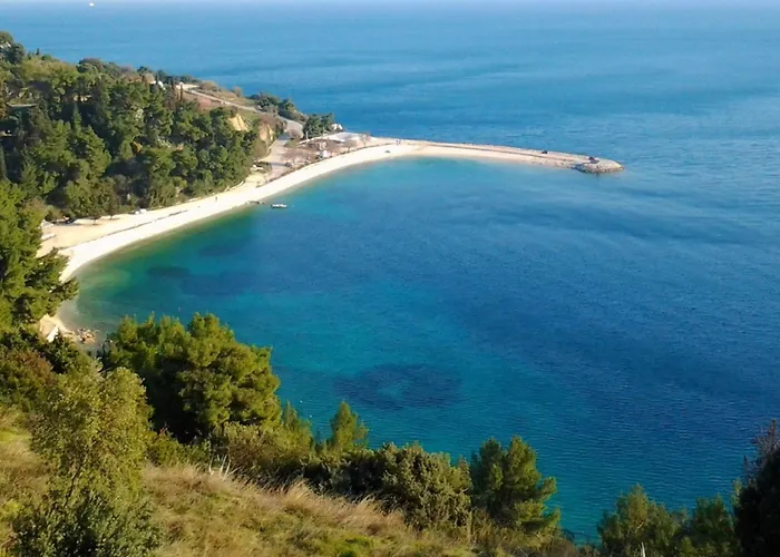 Comfortable Modern With Shaded Patio 스플리트