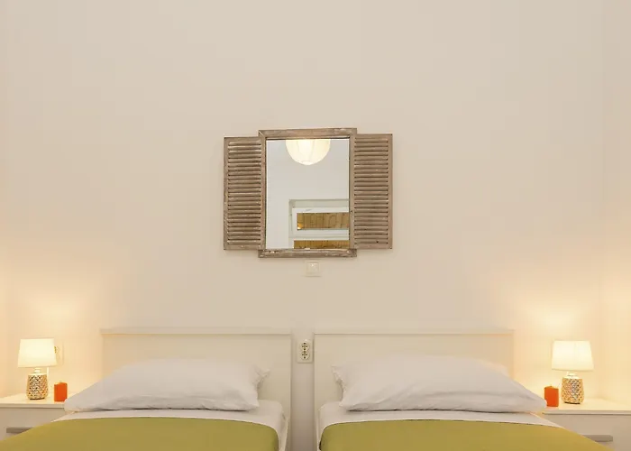 Comfortable Modern With Shaded Patio 아파트