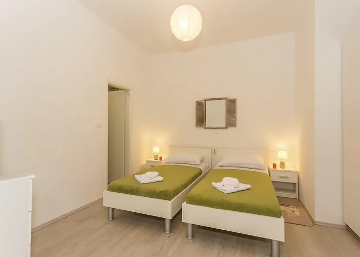 Comfortable Modern With Shaded Patio * 스플리트