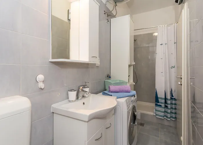 아파트 Comfortable Modern With Shaded Patio 스플리트