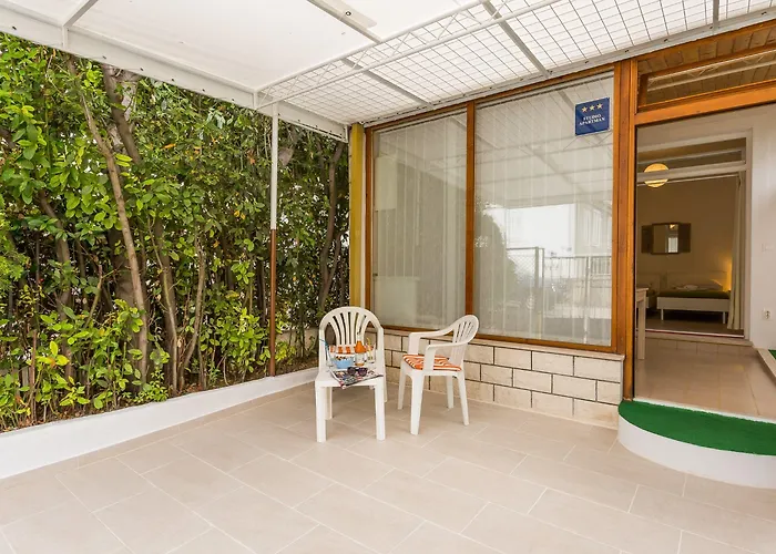 Comfortable Modern With Shaded Patio 스플리트