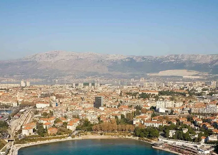 Comfortable Modern With Shaded Patio 아파트 *