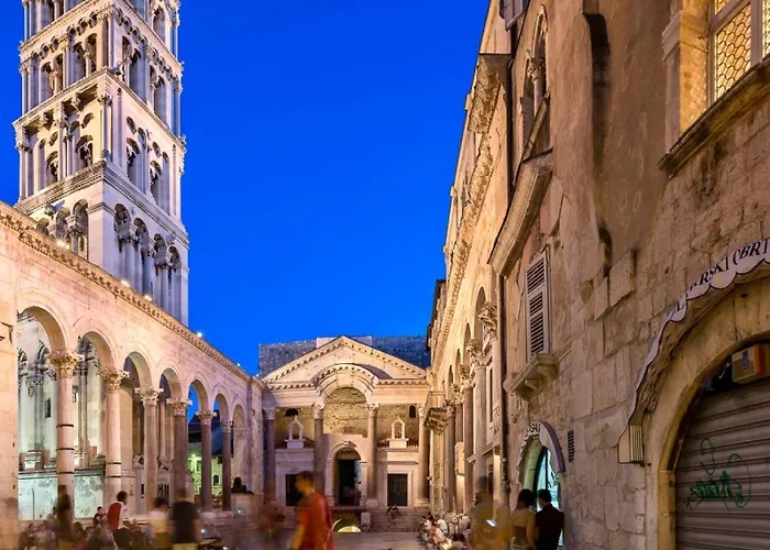 Comfortable Modern With Shaded Patio 아파트 스플리트