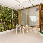 Comfortable Modern With Shaded Patio Daire Split