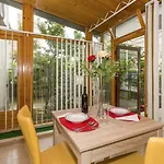 Daire Comfortable Modern With Shaded Patio Split