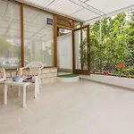 Comfortable Modern With Shaded Patio Daire Split