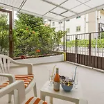 Comfortable Modern With Shaded Patio Split