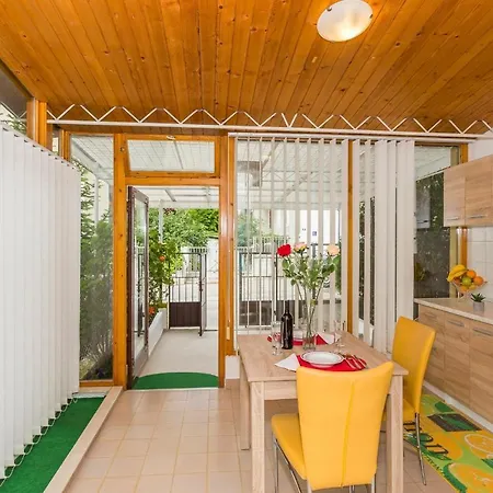 Comfortable Modern With Shaded Patio 스플리트