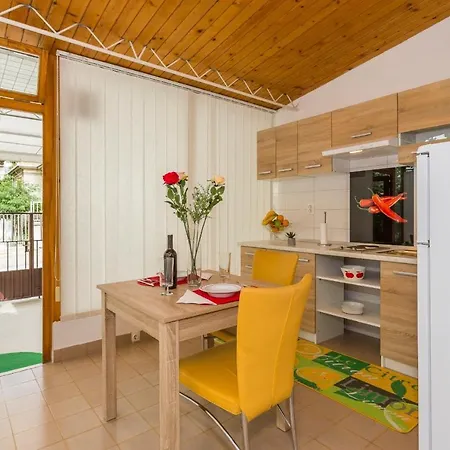 Comfortable Modern With Shaded Patio 스플리트