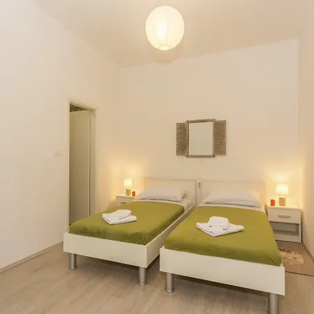 Comfortable Modern With Shaded Patio * 스플리트