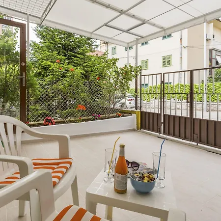Comfortable Modern With Shaded Patio 스플리트