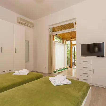 Апартаменти Comfortable Modern With Shaded Patio Спліт