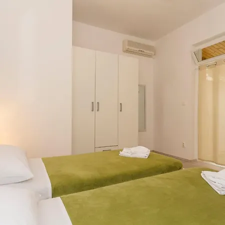 Апартаменти Comfortable Modern With Shaded Patio