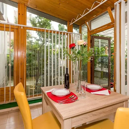 Comfortable Modern With Shaded Patio Apartment *