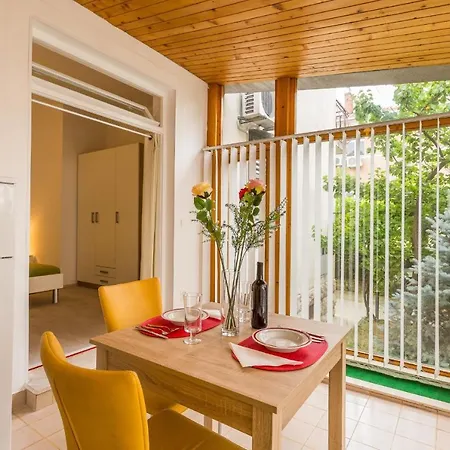 شقة Comfortable Modern With Shaded Patio