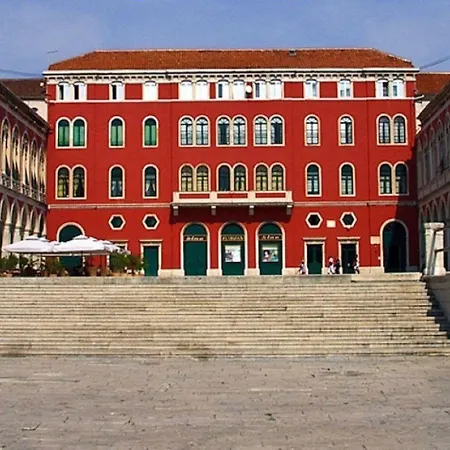 Апартаменти Comfortable Modern With Shaded Patio *