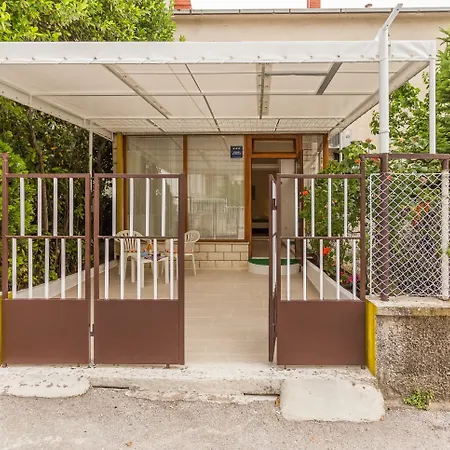 Comfortable Modern With Shaded Patio Lejlighed Split