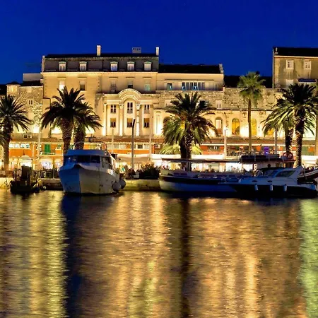 Comfortable Modern With Shaded Patio Lejlighed Split