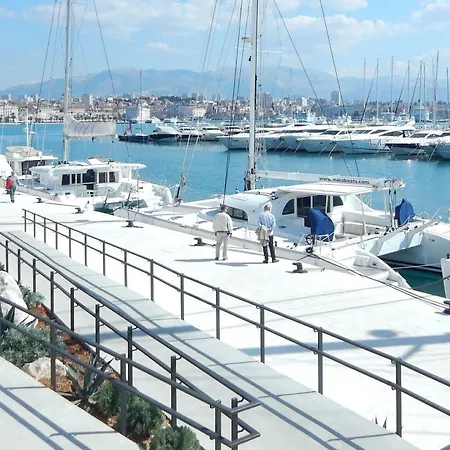 Comfortable Modern With Shaded Patio Апартаменти