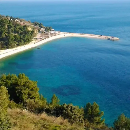 Comfortable Modern With Shaded Patio Split