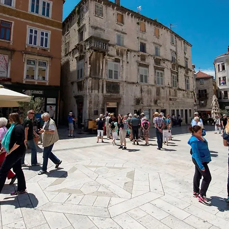 Апартаменти Comfortable Modern With Shaded Patio Спліт