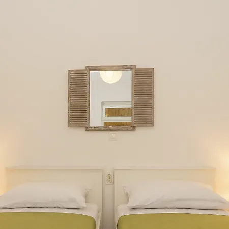 Comfortable Modern With Shaded Patio Lejlighed