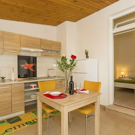 Apartment Comfortable Modern With Shaded Patio *