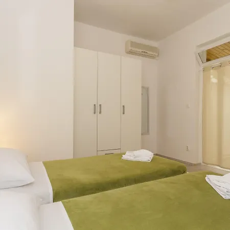 Apartment Comfortable Modern With Shaded Patio *