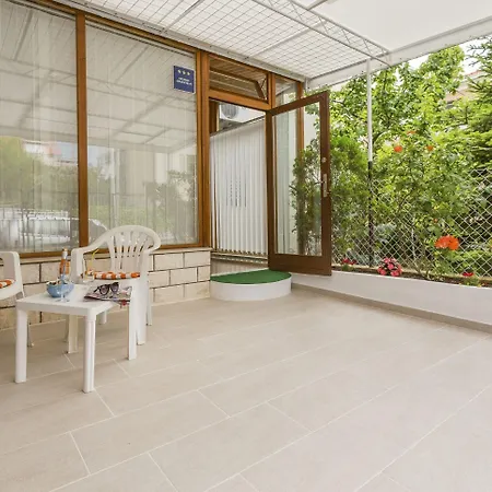 Comfortable Modern With Shaded Patio Apartment Split