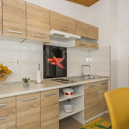 Apartment Comfortable Modern With Shaded Patio