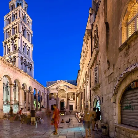 Comfortable Modern With Shaded Patio Lejlighed Split