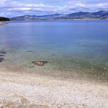 Апартаменти Comfortable Modern With Shaded Patio