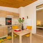 Comfortable Modern With Shaded Patio 公寓 *