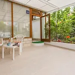 Comfortable Modern With Shaded Patio 公寓 *