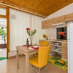 Comfortable Modern With Shaded Patio 斯普利特